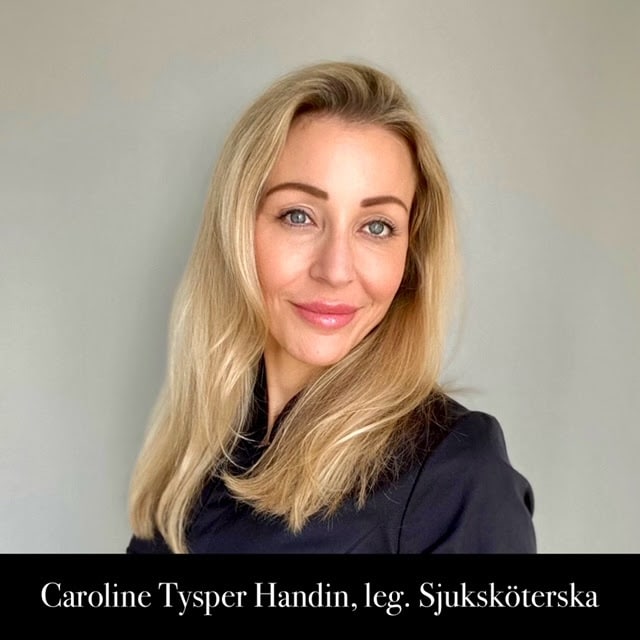 En professionell huvudbild av en leende kvinna med blont hår klädd i en mörk topp, med hennes namn och titel på svenska som indikerar att hon är legitimerad sjuksköterska.