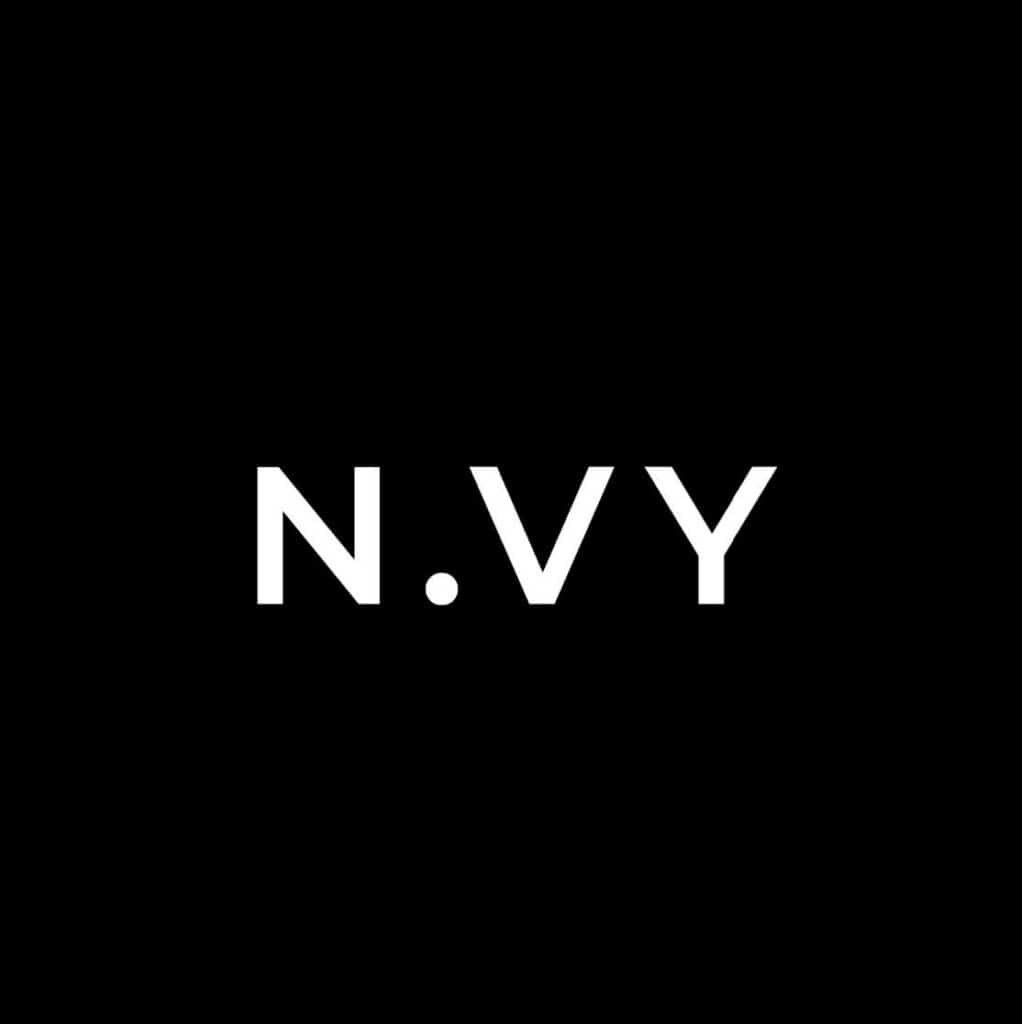 Vit text "n.vy" på svart bakgrund.